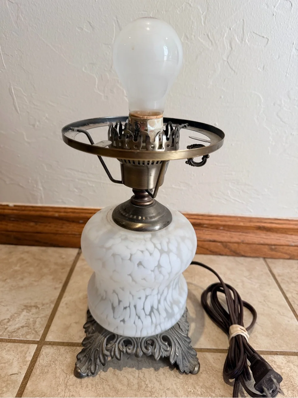 Vintage-Style frosted White/Mottled Glass Table Hurricane Parlor Lamp Works